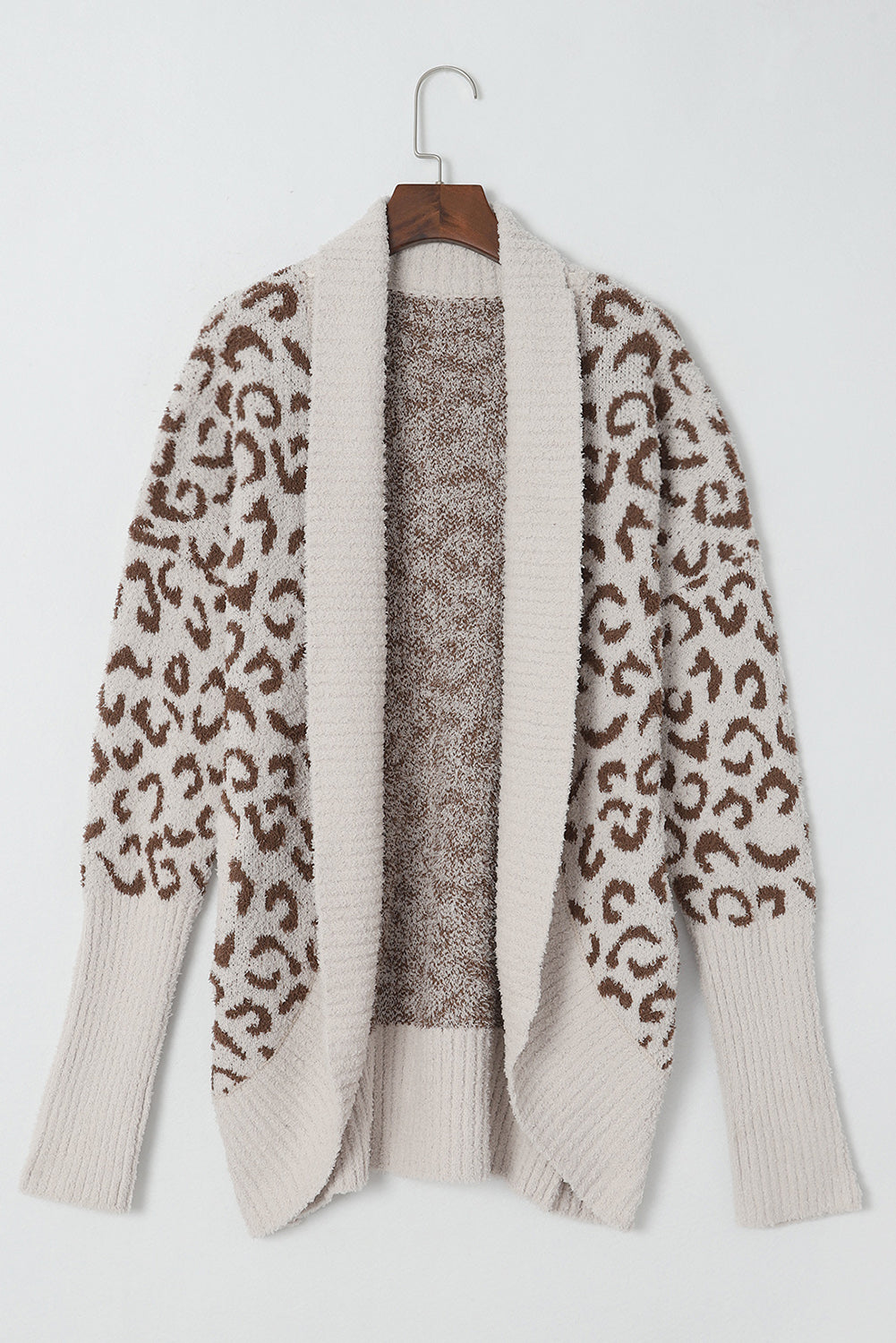Khakifarbene Strickjacke mit flauschigem Leopardenmuster, geripptem Saum, Taschen und Reverskragen