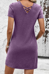 Mini-robe à manches courtes et col en V