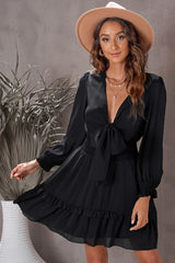 Robe à volants et taille froncée et décolleté plongeant