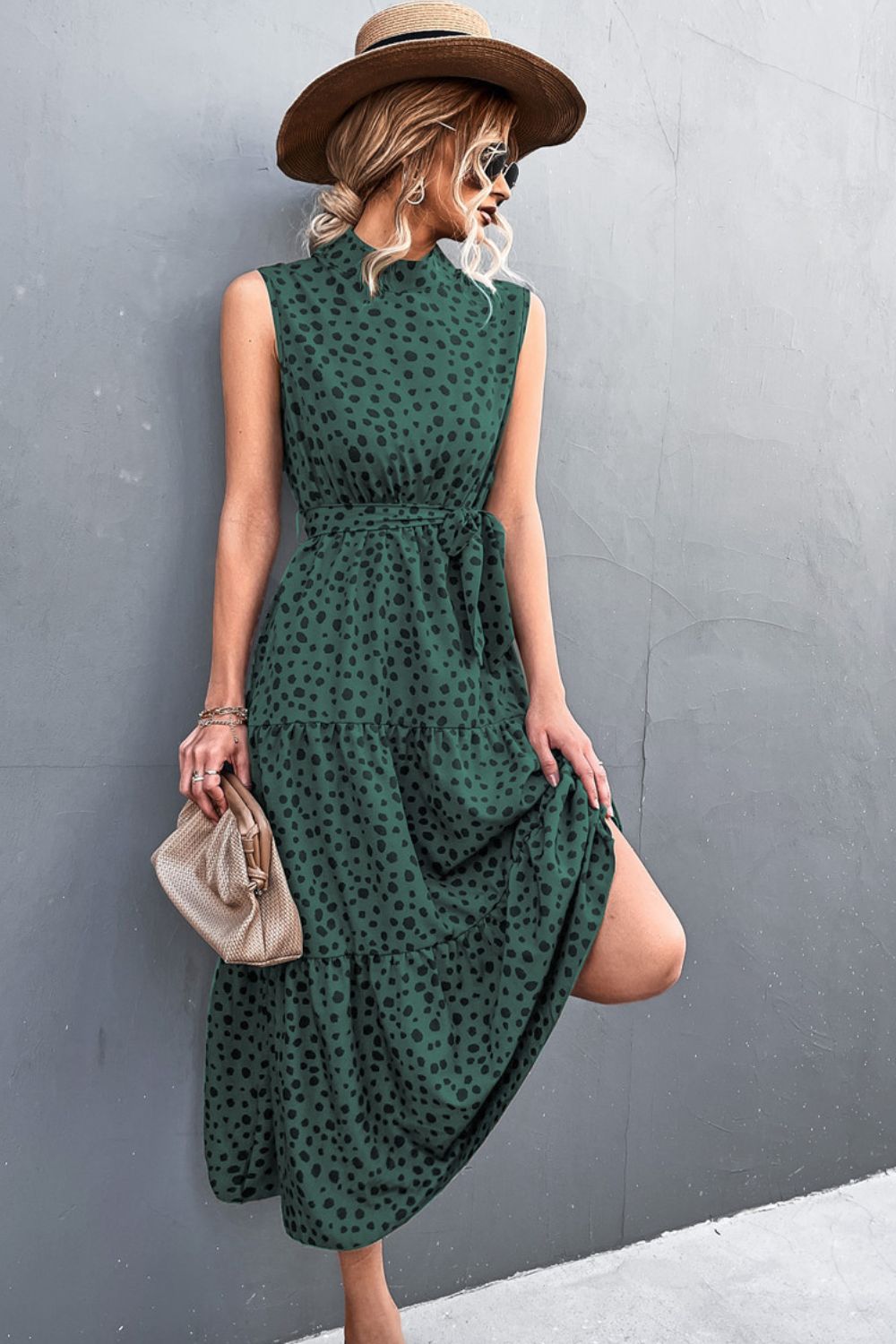 Robe imprimée à col montant sans manches avec ceinture et volants