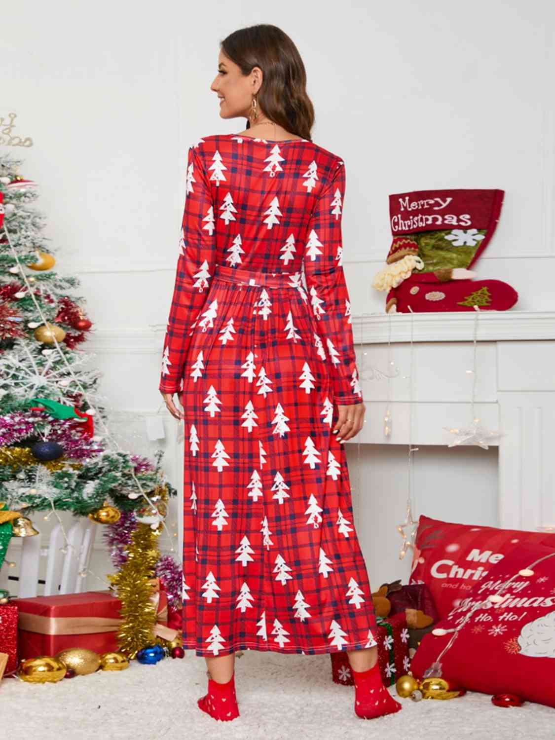 Robe à col surplis, manches longues et ceinture nouée