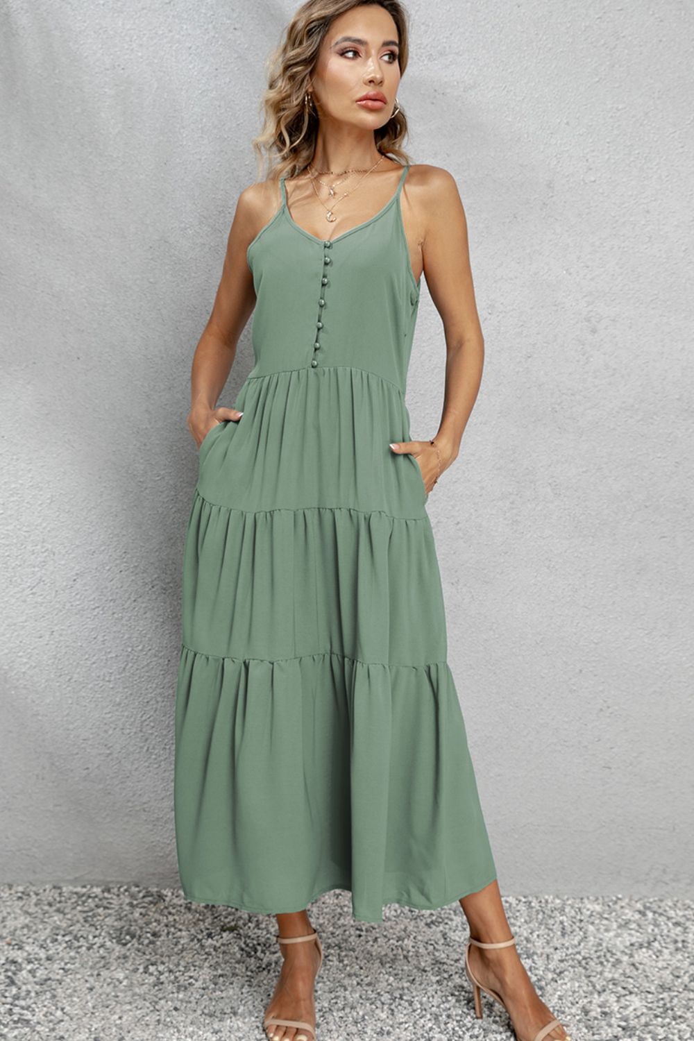 Robe mi-longue sans manches à col en V et bretelles spaghetti
