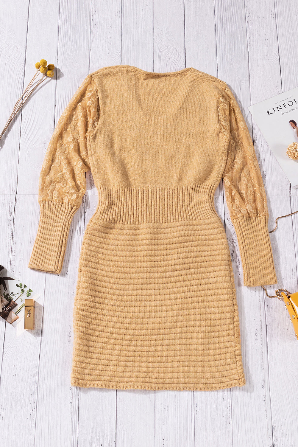 Robe en tricot à manches en dentelle et col en V
