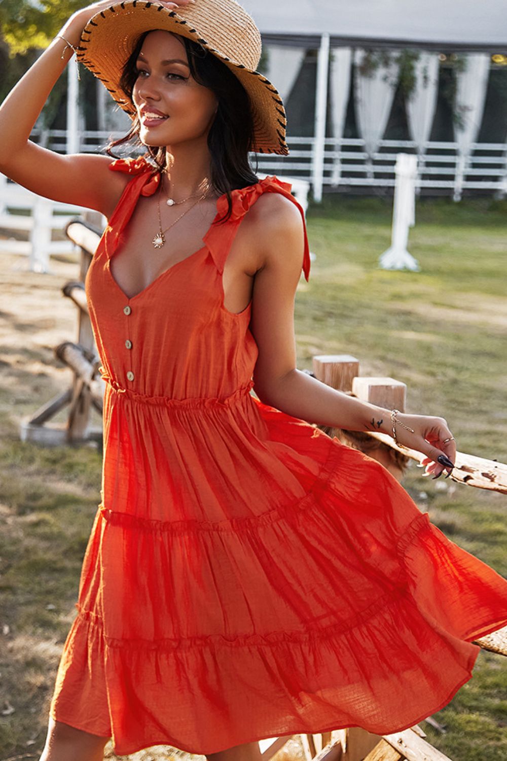 Robe à col en V et boutons décoratifs à épaules nouées