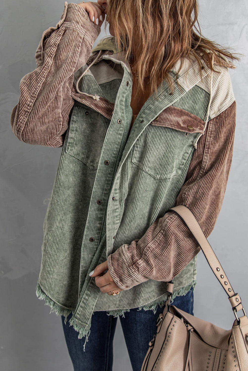 Veste-chemise à capuche en velours côtelé avec boutons-pression sur le devant