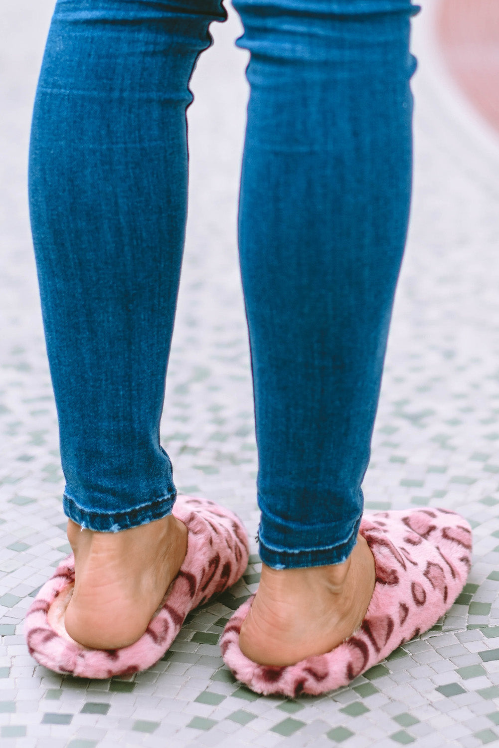 Chaussons d'intérieur pelucheux à imprimé léopard camel
