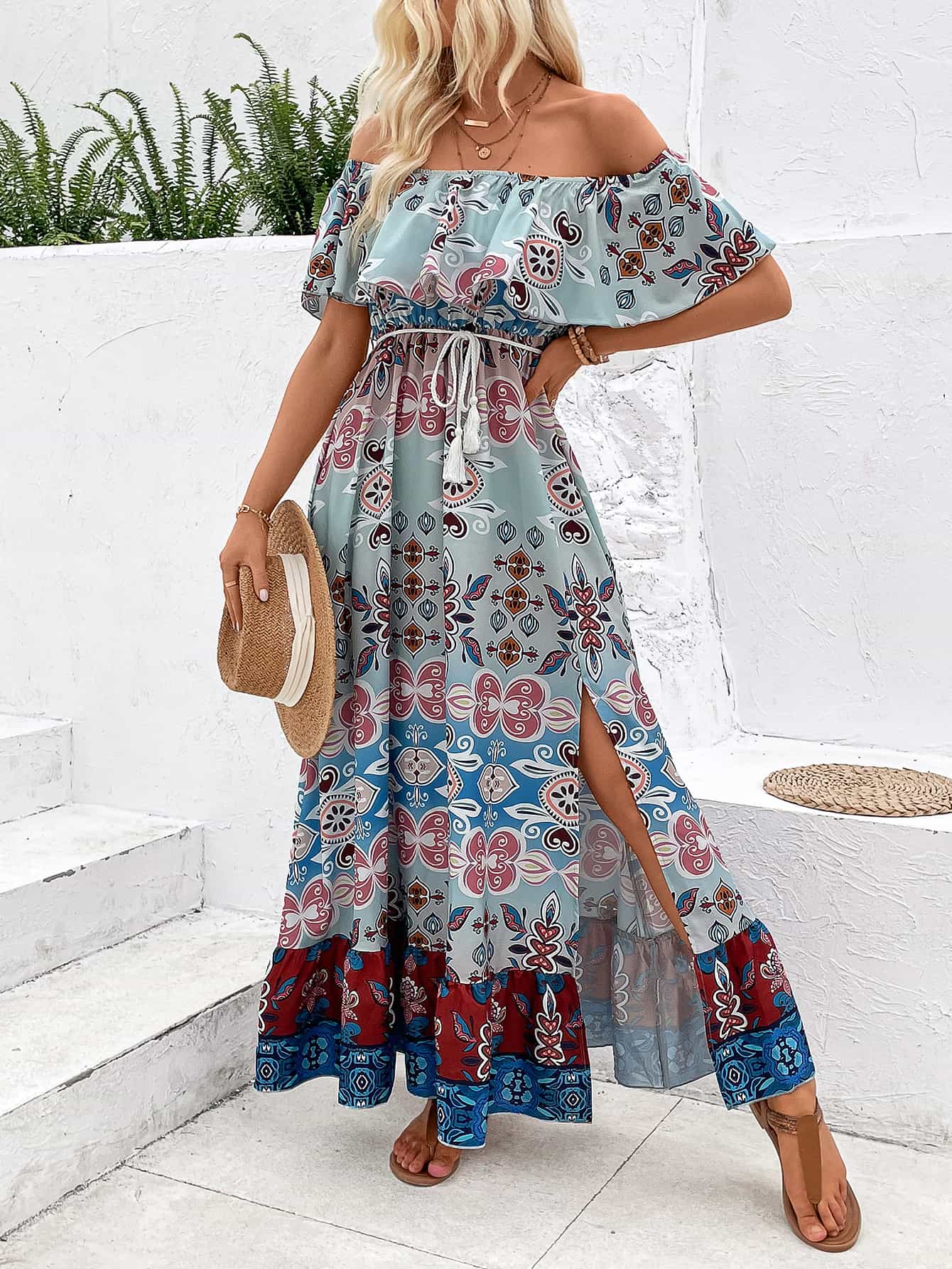 Robe longue fendue à épaules dénudées imprimée