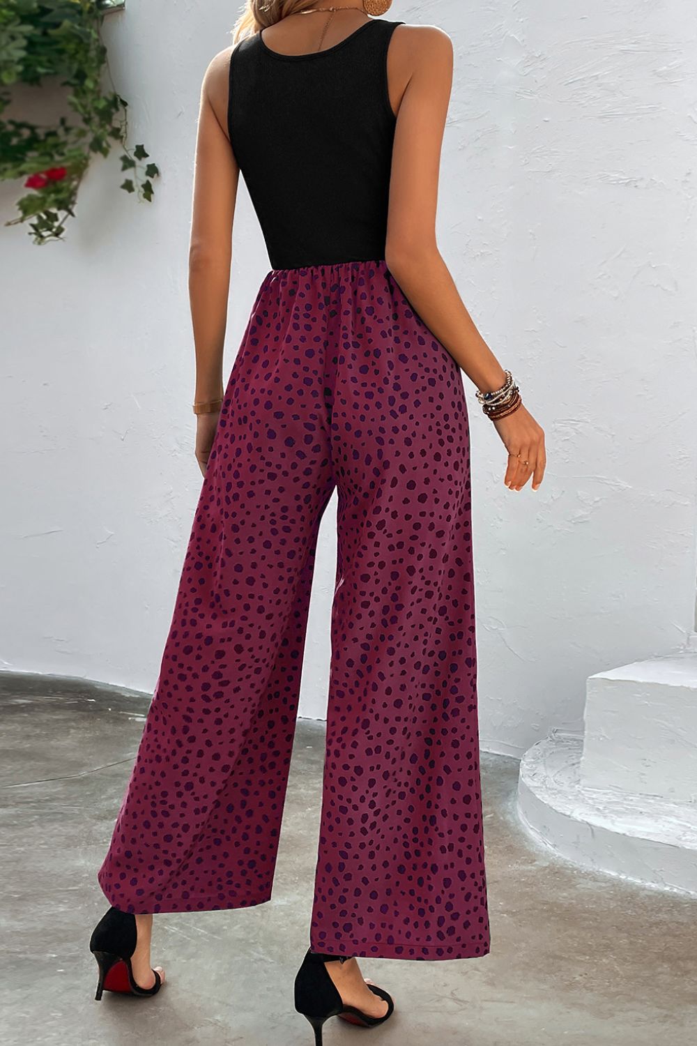 Zweifarbiger Jumpsuit mit eckigem Ausschnitt und weitem Bein