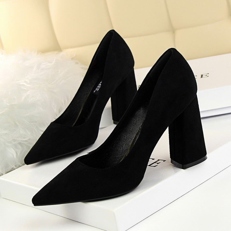 Chaussures en daim à bout pointu et à bout peu profond pour femme