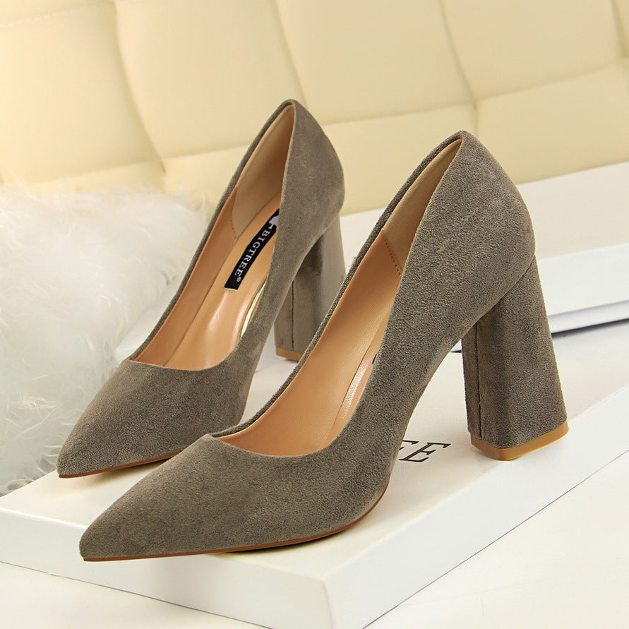 Chaussures en daim à bout pointu et à bout peu profond pour femme