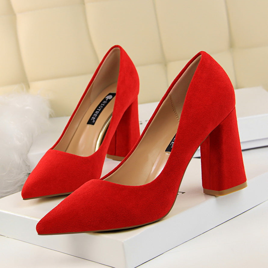 Chaussures en daim à bout pointu et à bout peu profond pour femme
