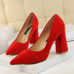 Chaussures en daim à bout pointu et à bout peu profond pour femme