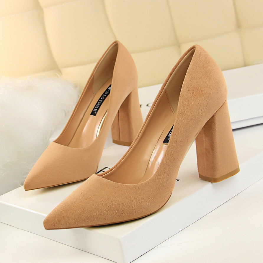 Chaussures en daim à bout pointu et à bout peu profond pour femme
