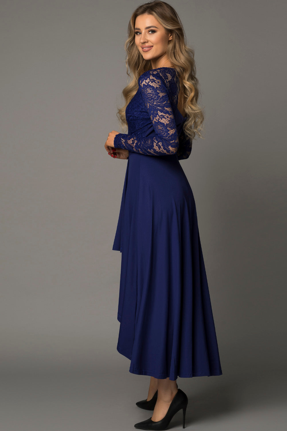 Robe en dentelle à col en V asymétrique