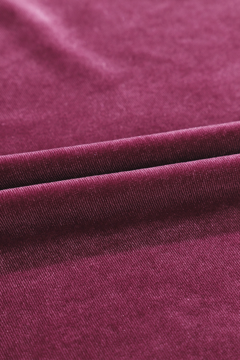 Robe en velours bordeaux à col montant et manches volantées