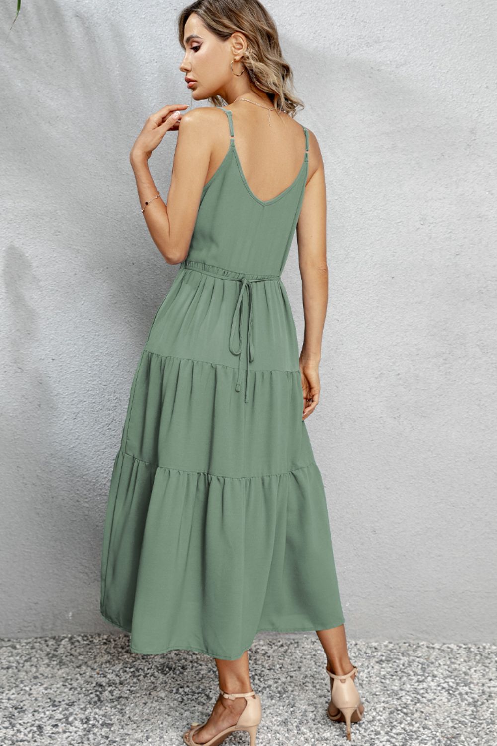 Robe mi-longue sans manches à col en V et bretelles spaghetti