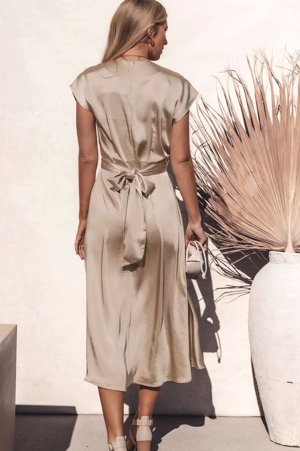 Robe mi-longue en satin à manches courtes et lien au dos