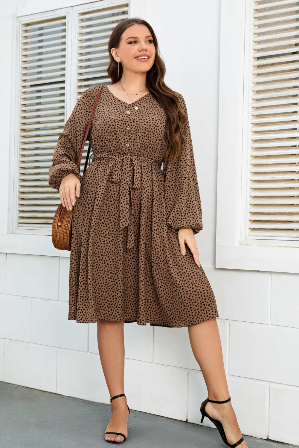 Robe imprimée grande taille à col en V et manches ballon avec ceinture nouée