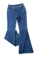 Asymmetrische Schlaghosenjeans mit offenem Saum