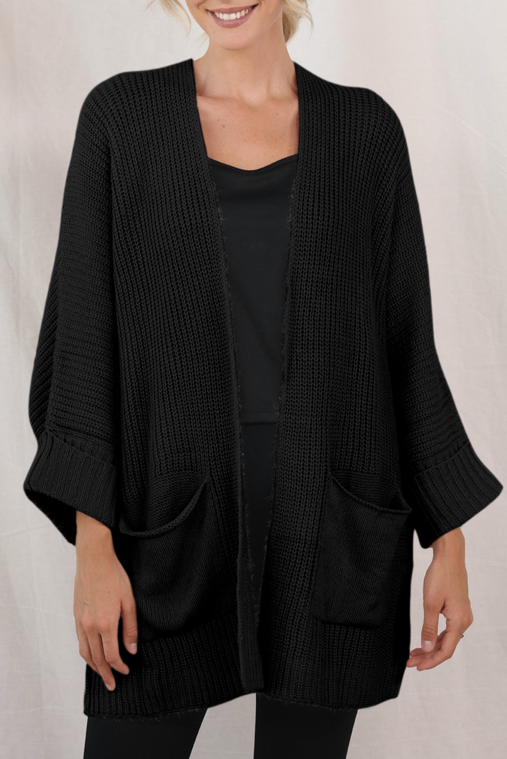Graue Oversize-Strickjacke mit Zopfmuster und Fledermausärmeln