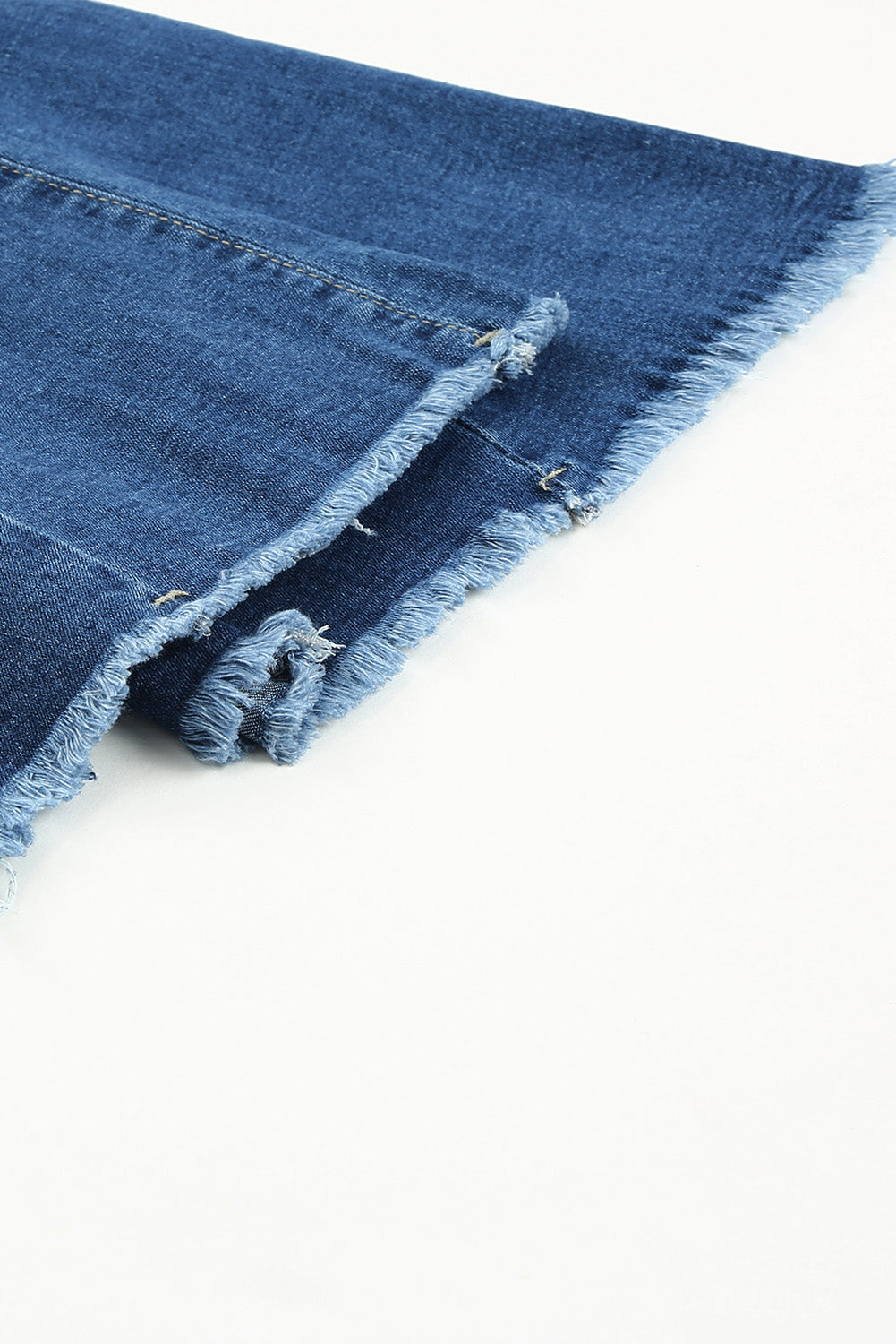 Asymmetrische Schlaghosenjeans mit offenem Saum