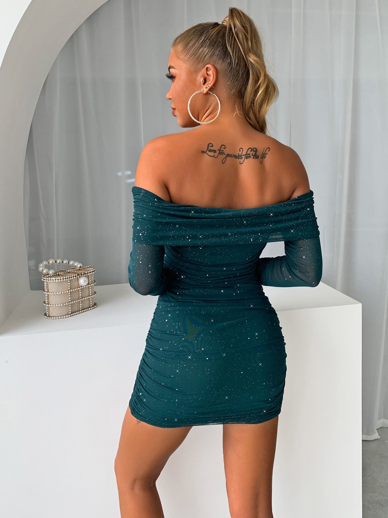 Schulterfreies Minikleid aus glitzerndem Netzstoff mit Rüschen
