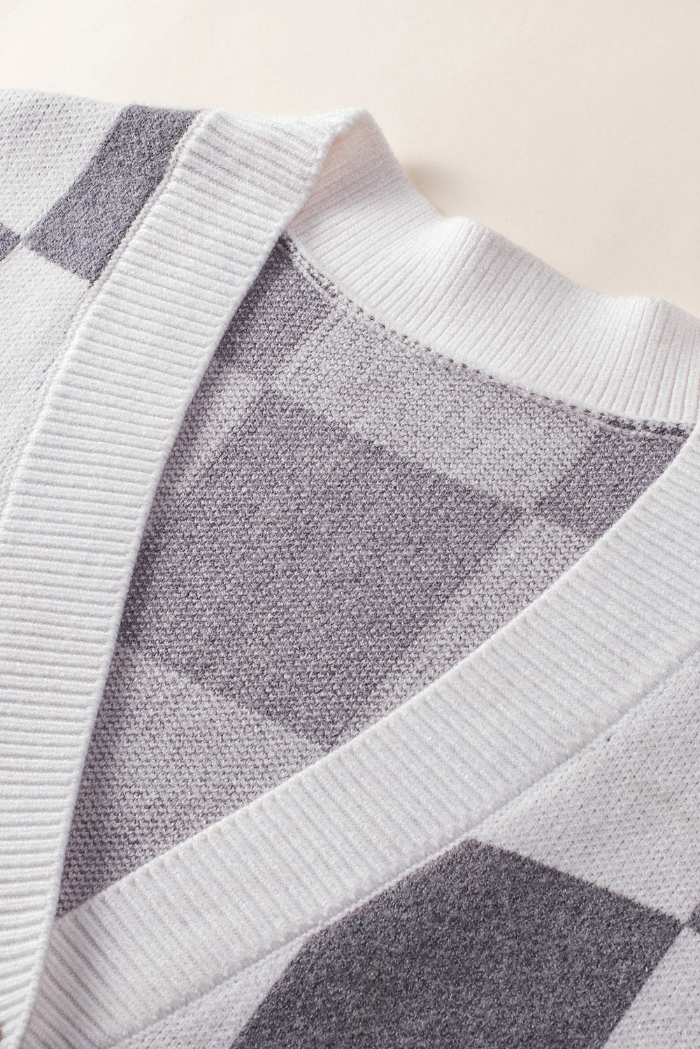 Braune Strickjacke mit Farbblock-Muster und geripptem Strick und Knopfleiste