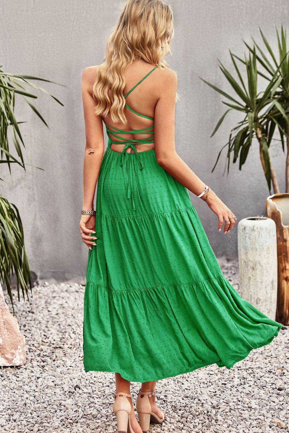 Robe à volants et lacets froncés
