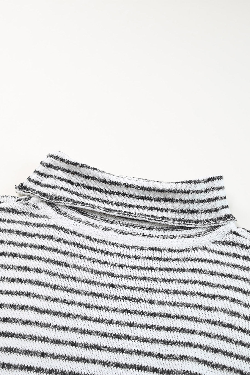 Schwarz gestreifter Rollkragenpullover mit langen Ärmeln