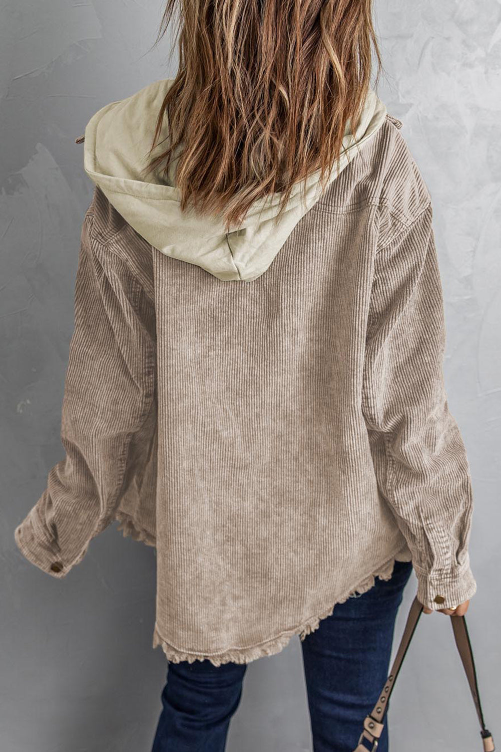 Veste-chemise à capuche en velours côtelé avec boutons-pression sur le devant