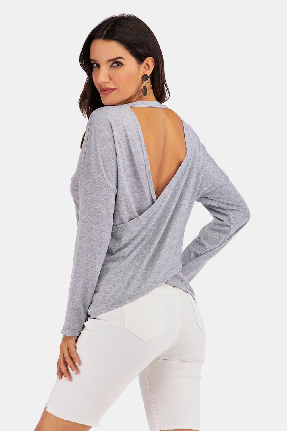 Sweatshirt mit V-Ausschnitt, überschnittenen Schultern und offenem Rücken