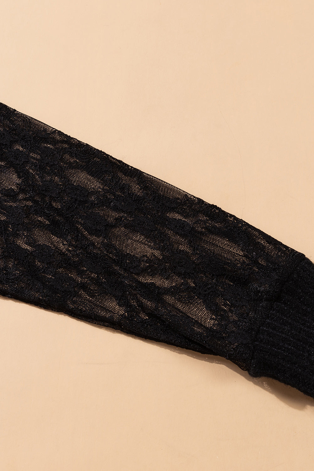 Robe en tricot à manches en dentelle et col en V