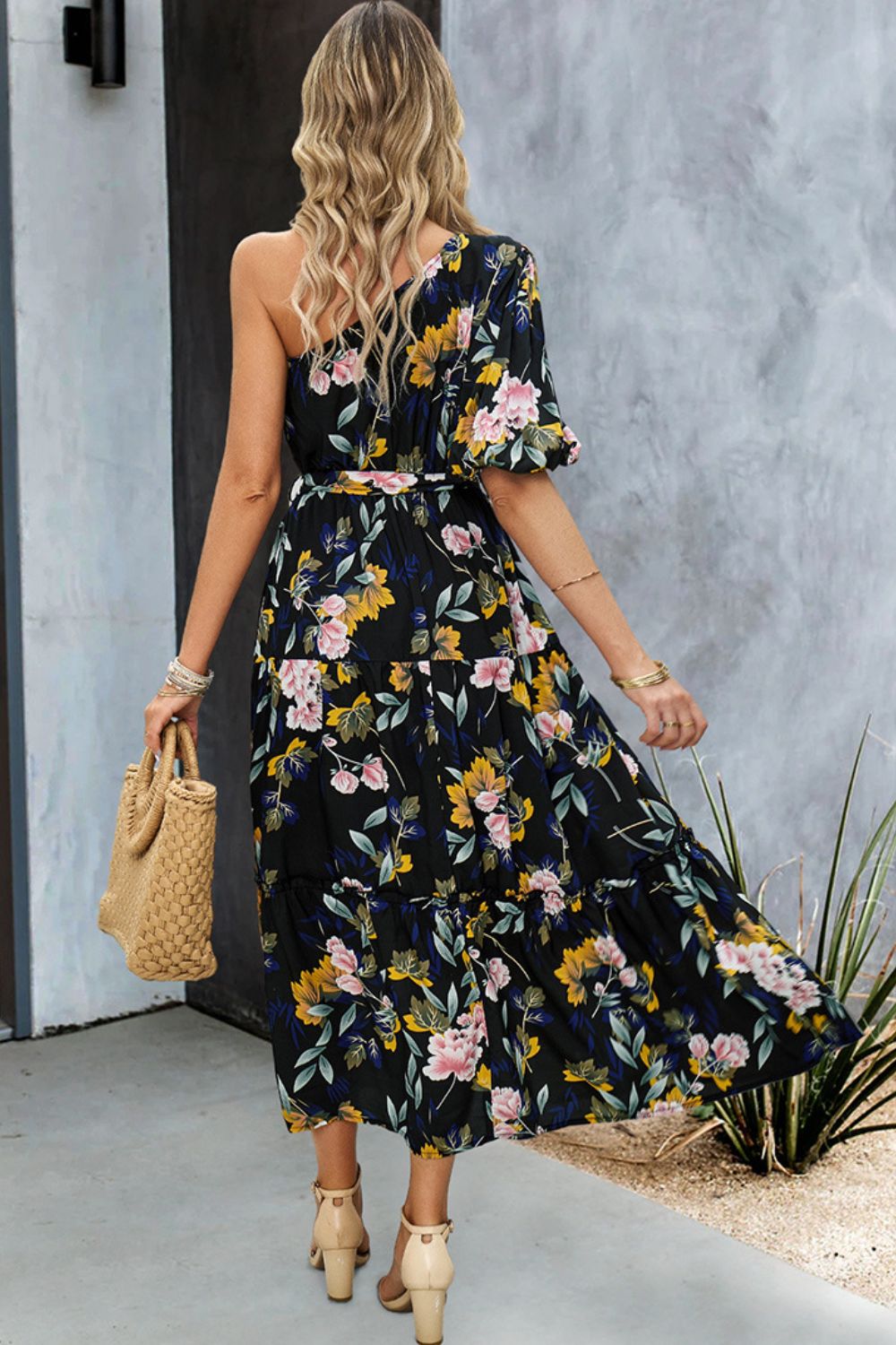 Robe longue imprimée asymétrique avec ceinture nouée