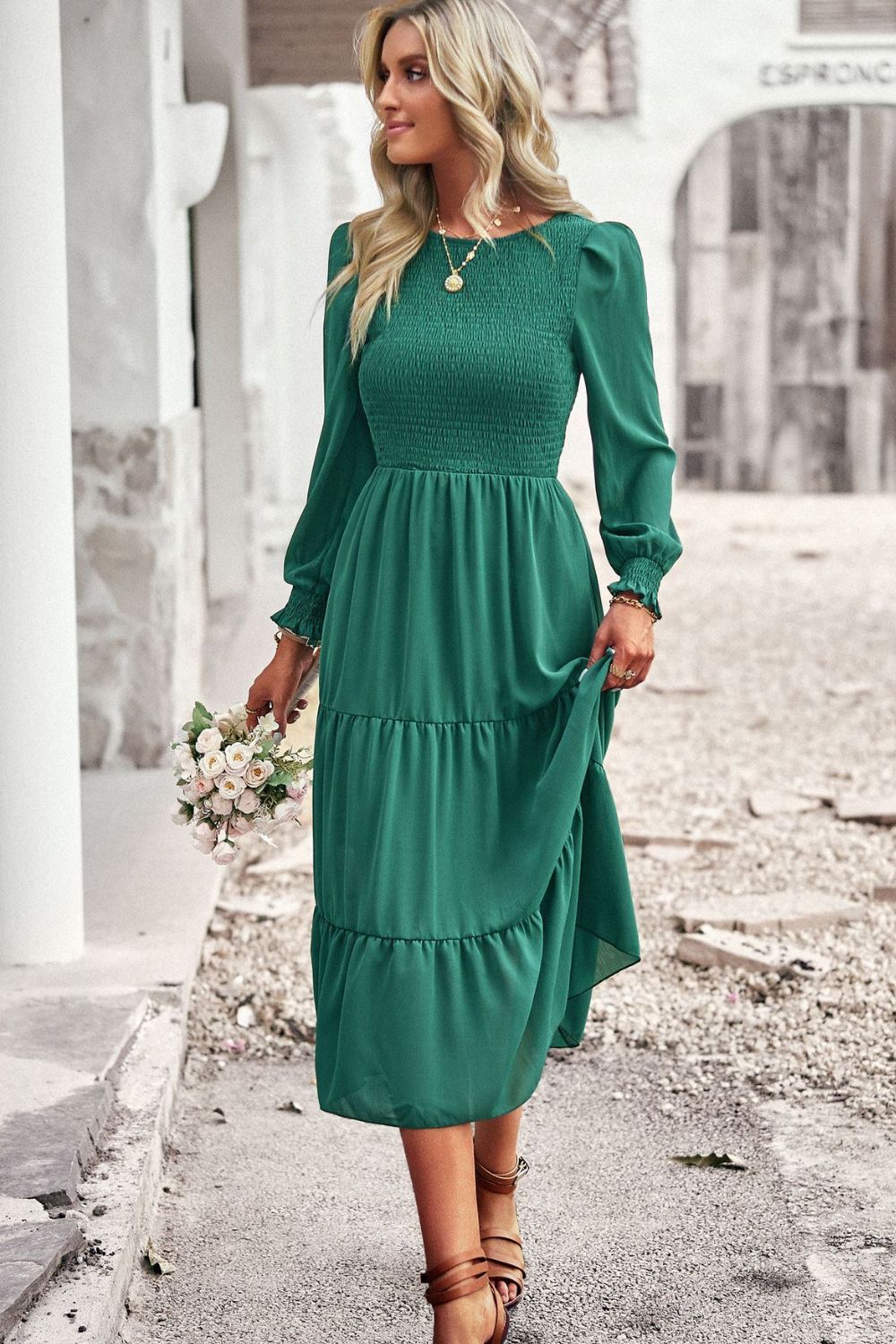 Robe mi-longue à smocks, col rond et manches volantées