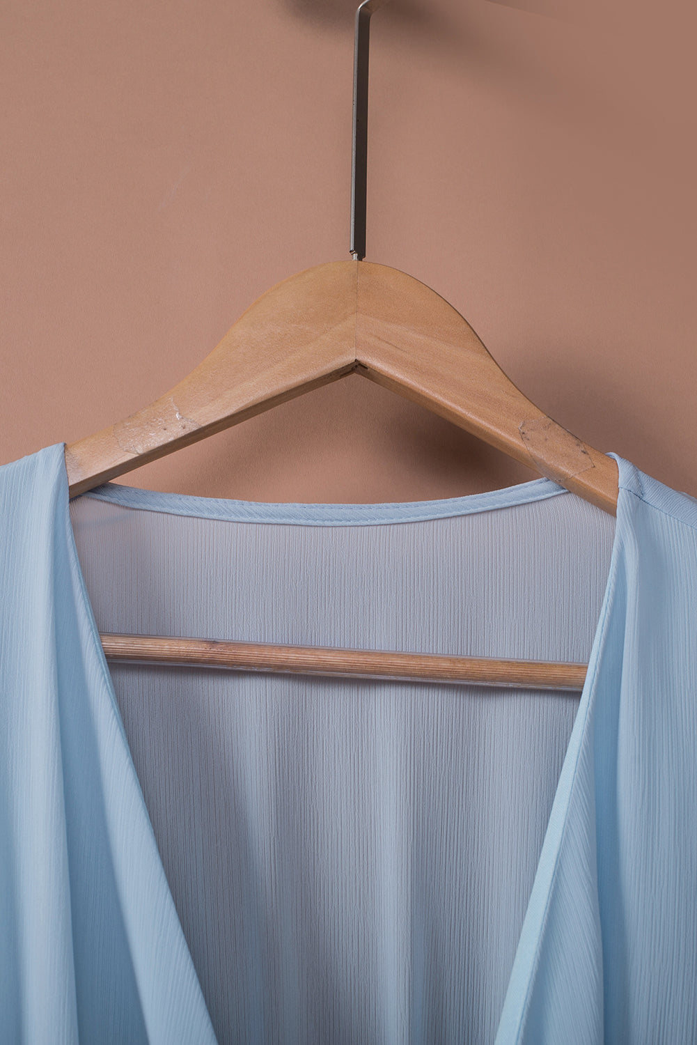 Robe à volants et taille froncée et décolleté plongeant