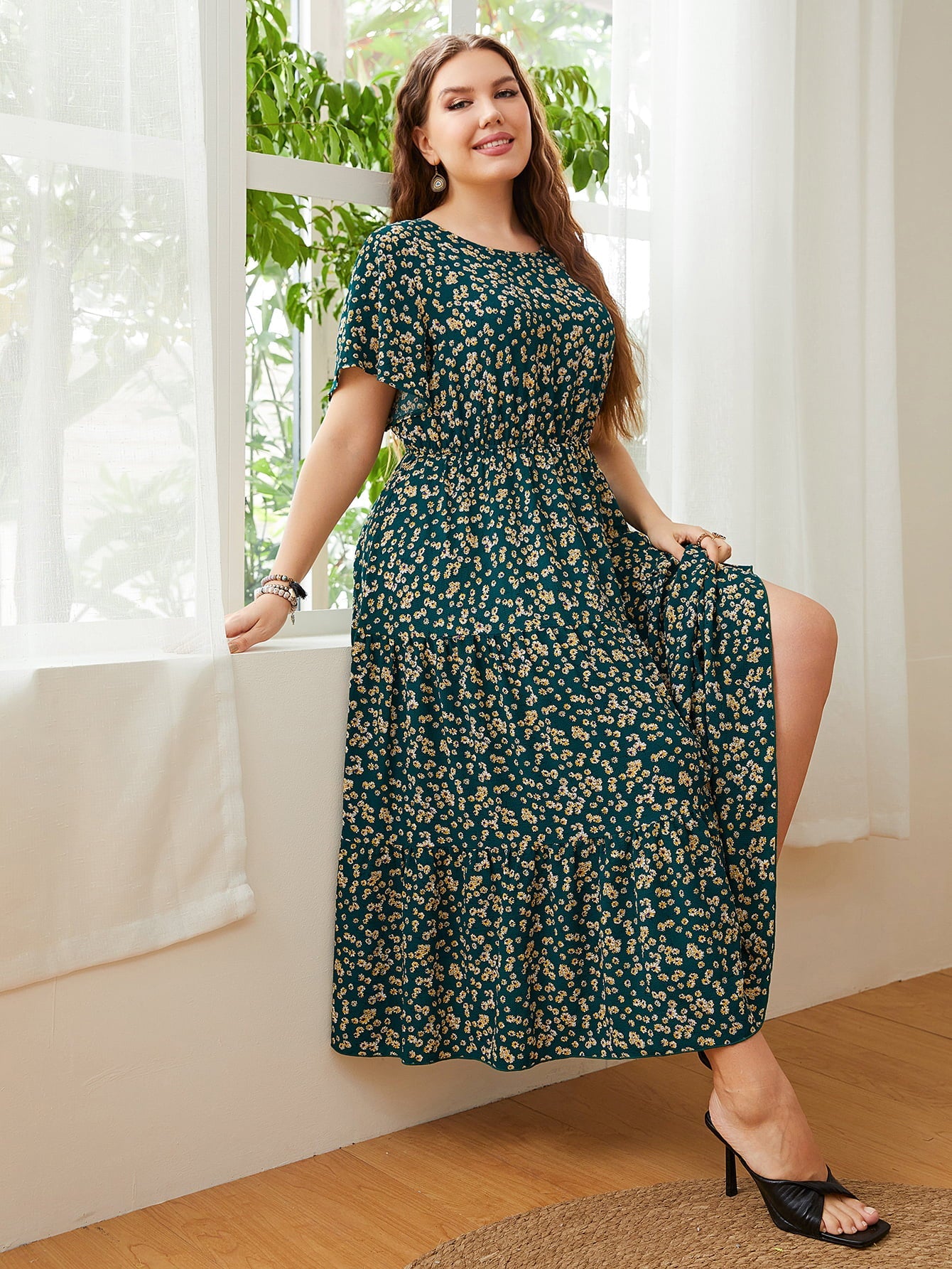 Robe mi-longue fleurie grande taille à col rond et manches courtes