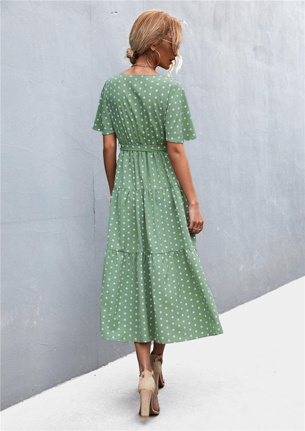 Robe imprimée à col en V et manches flottantes avec ceinture