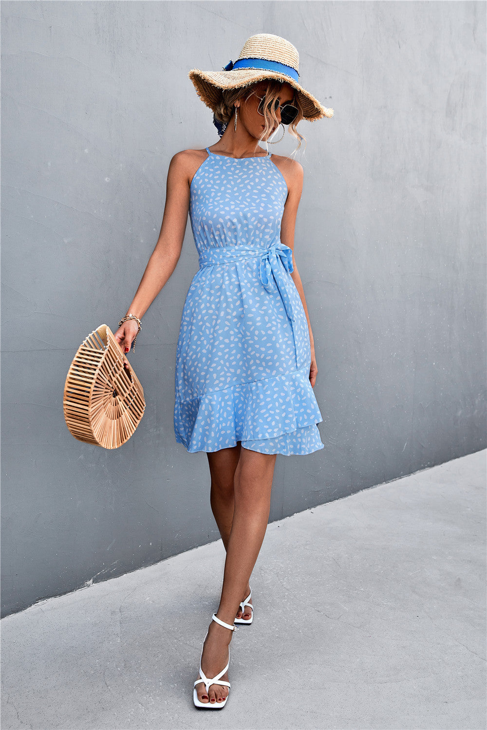 Robe imprimée sans manches à volants et taille nouée