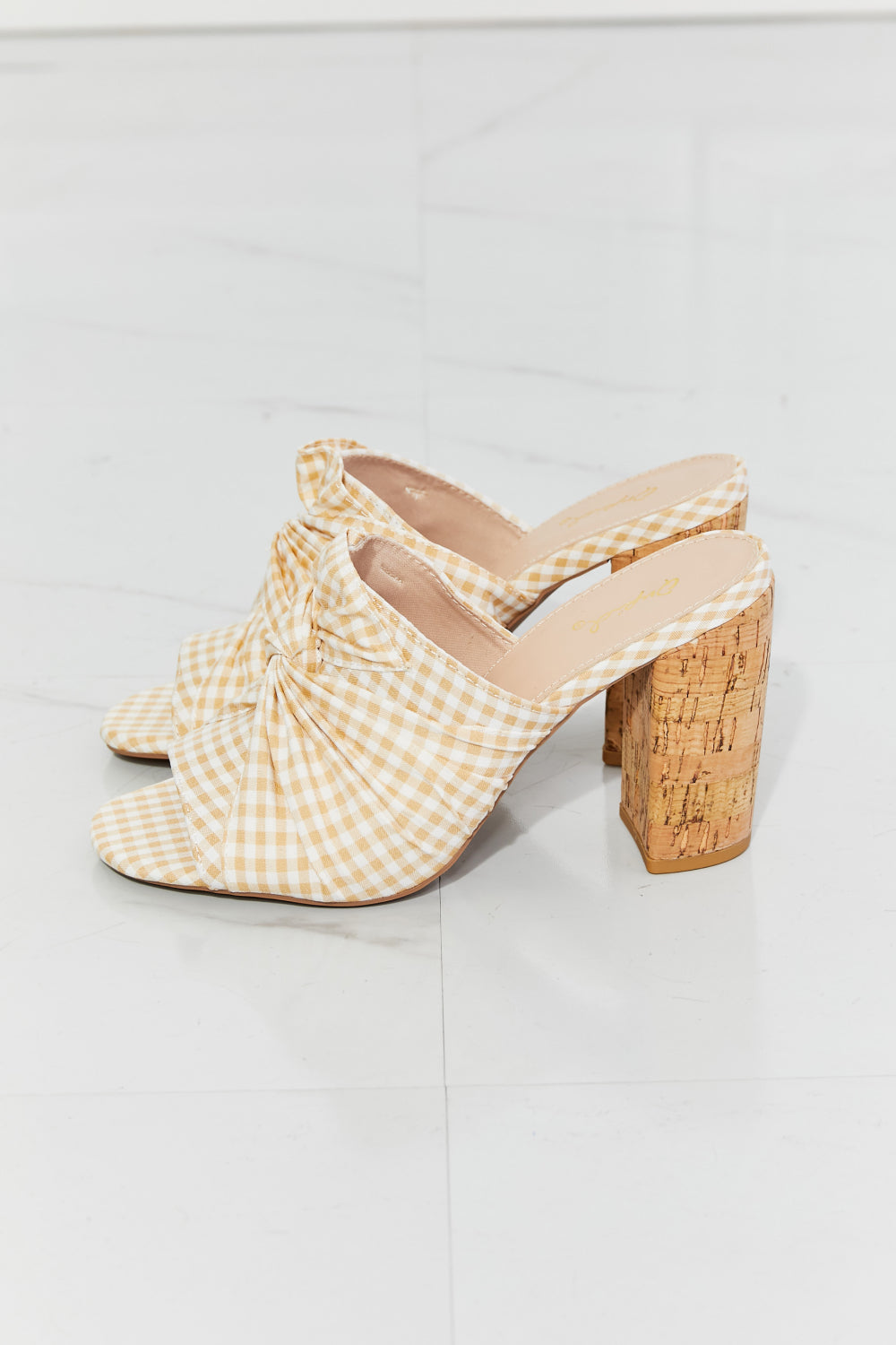 Qupid – Freshly Picked – Pantoletten mit verdrehtem Peeptoe und Blockabsatz