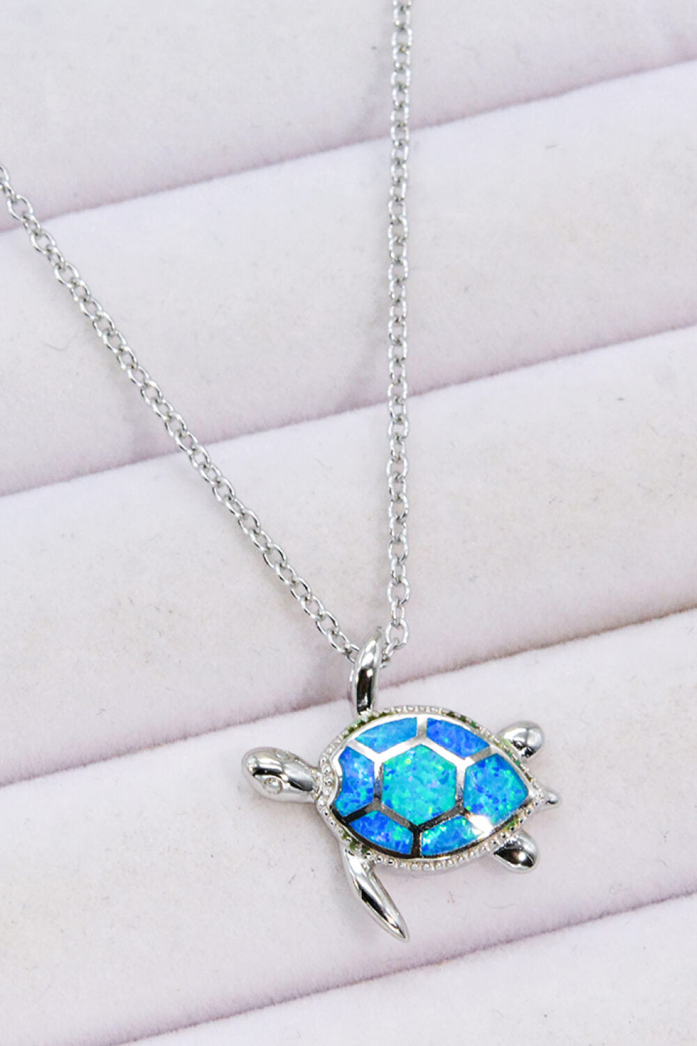 Halskette mit Gliederkette und Opal-Schildkrötenanhänger