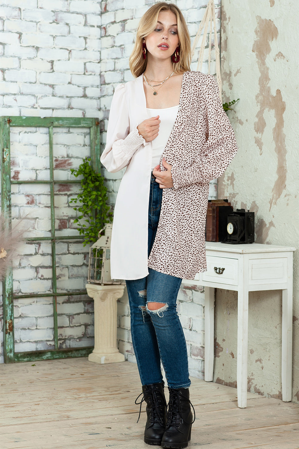 Khakifarbene, leichte Strickjacke mit Tiermuster und Farbblockdesign und Bischofsärmeln