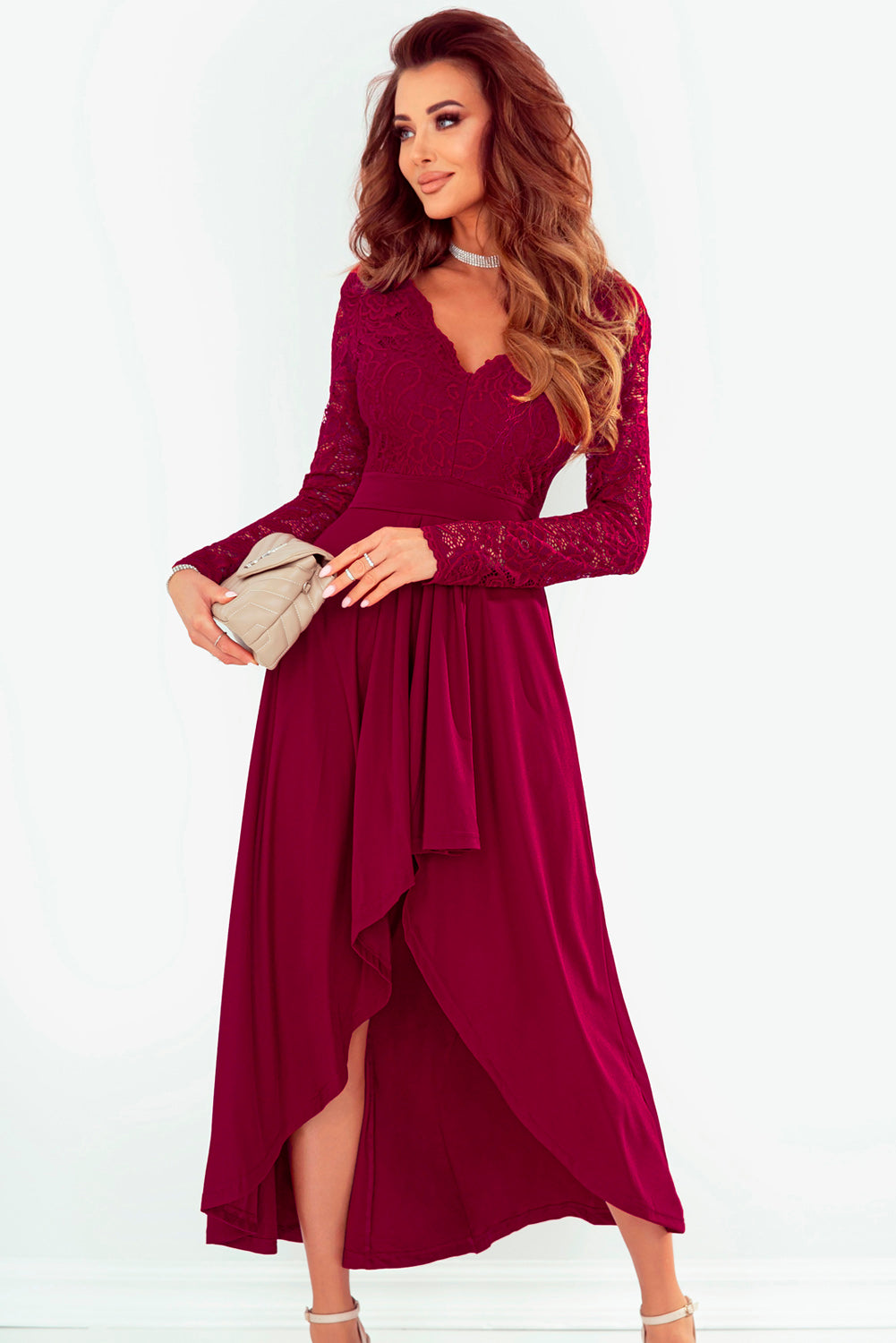 Robe en dentelle à col en V asymétrique