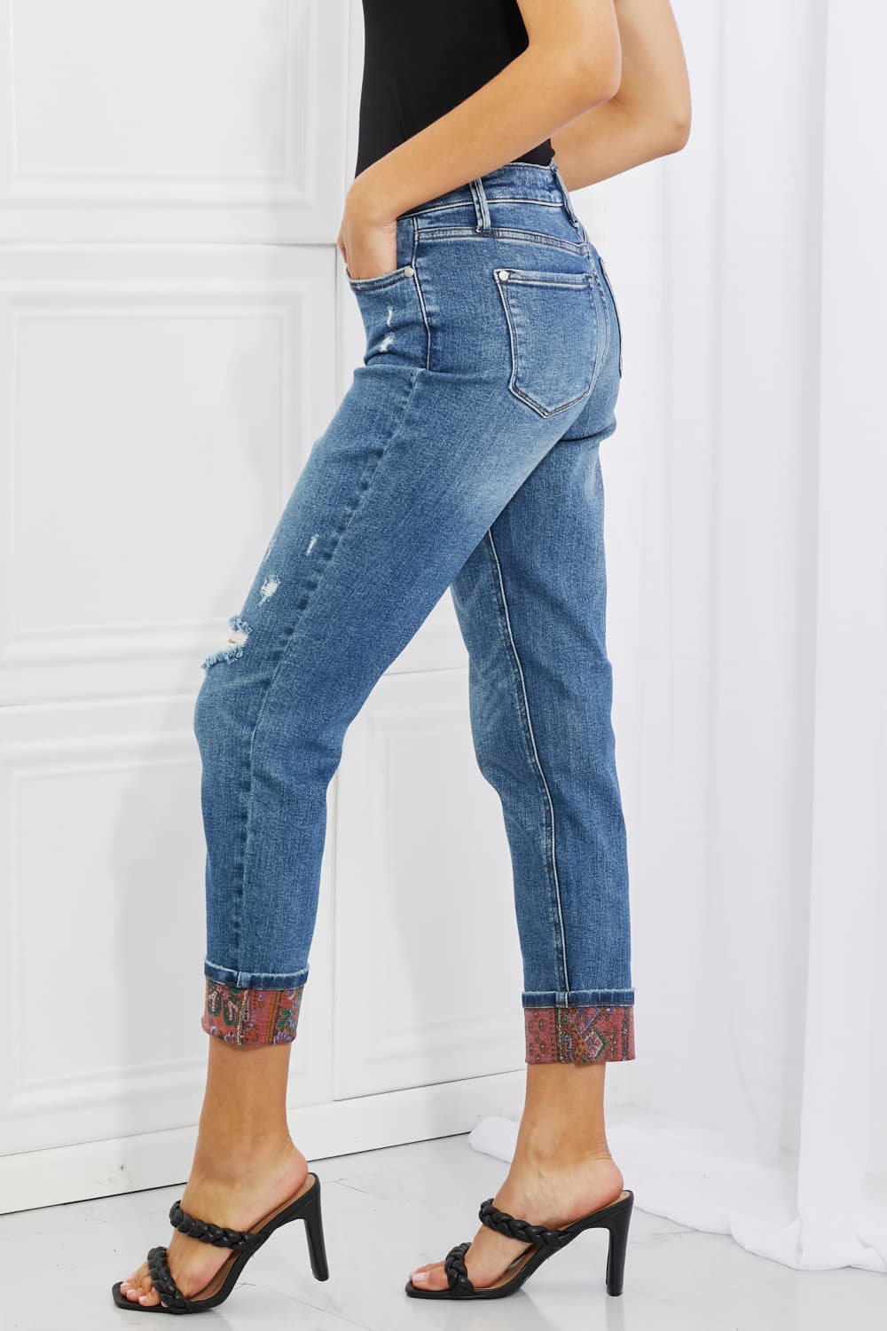 Jean boyfriend taille mi-haute Judy Blue Gina à revers et patchs cachemire