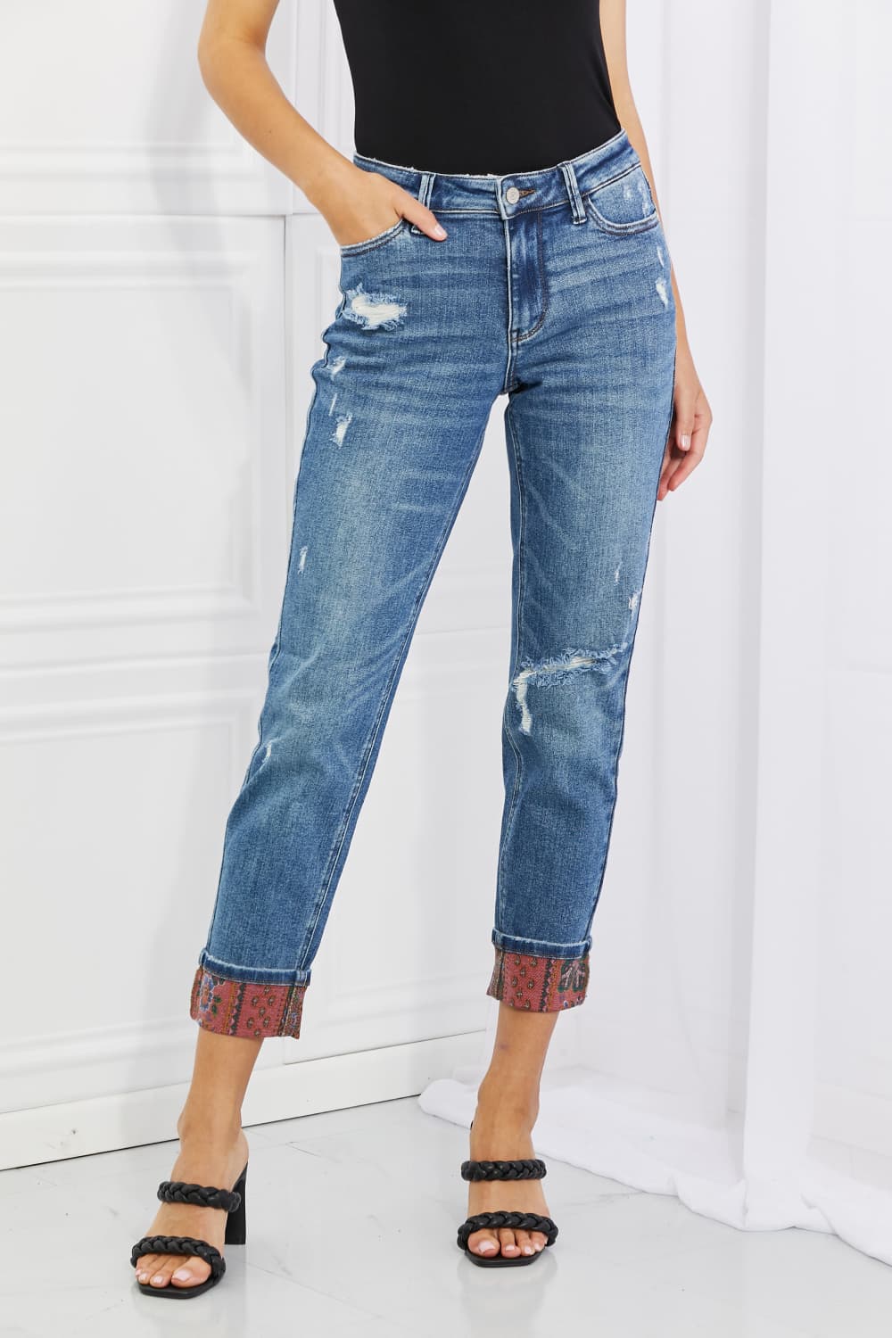 Jean boyfriend taille mi-haute Judy Blue Gina à revers et patchs cachemire