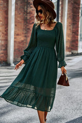 Robe à pois suisses à col carré et smocks