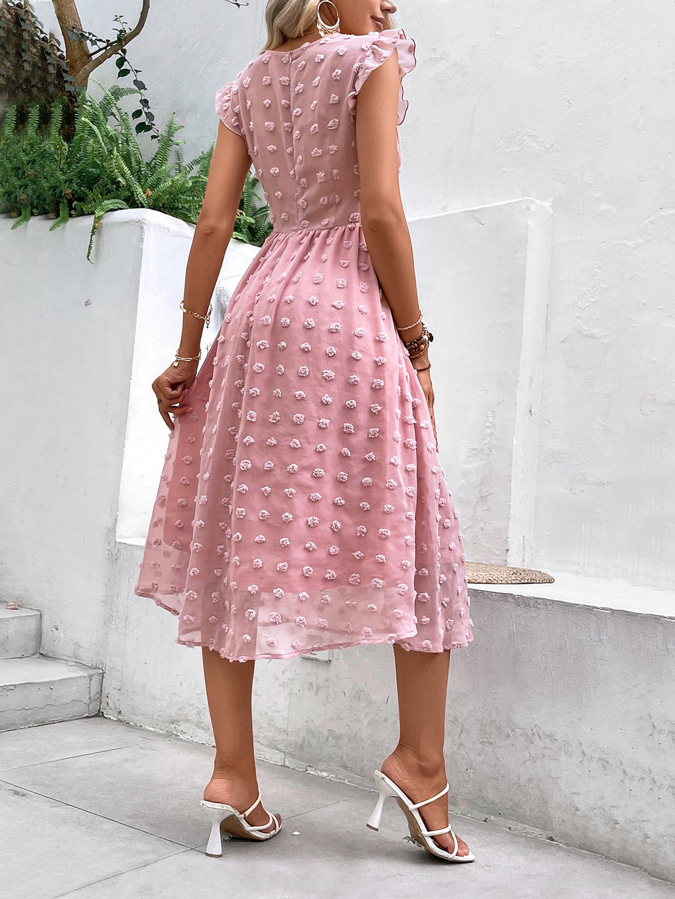 Kleid mit V-Ausschnitt und Flügelärmeln im Swiss Dot-Muster