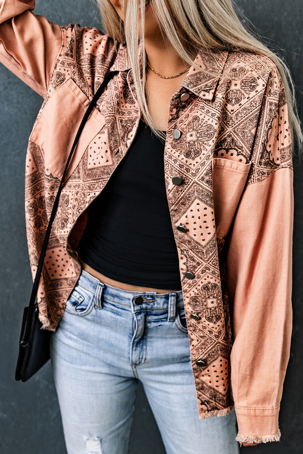 Bedruckte Button-Down-Jacke mit offenem Saum und Taschen