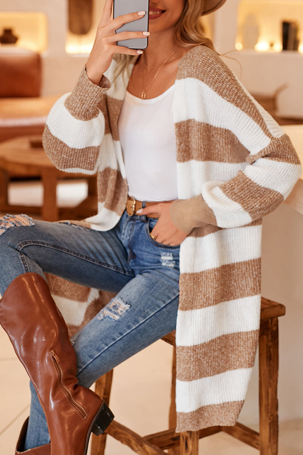 Khakifarbene, gestreifte Strickjacke mit Rippenmuster und Ballonärmeln