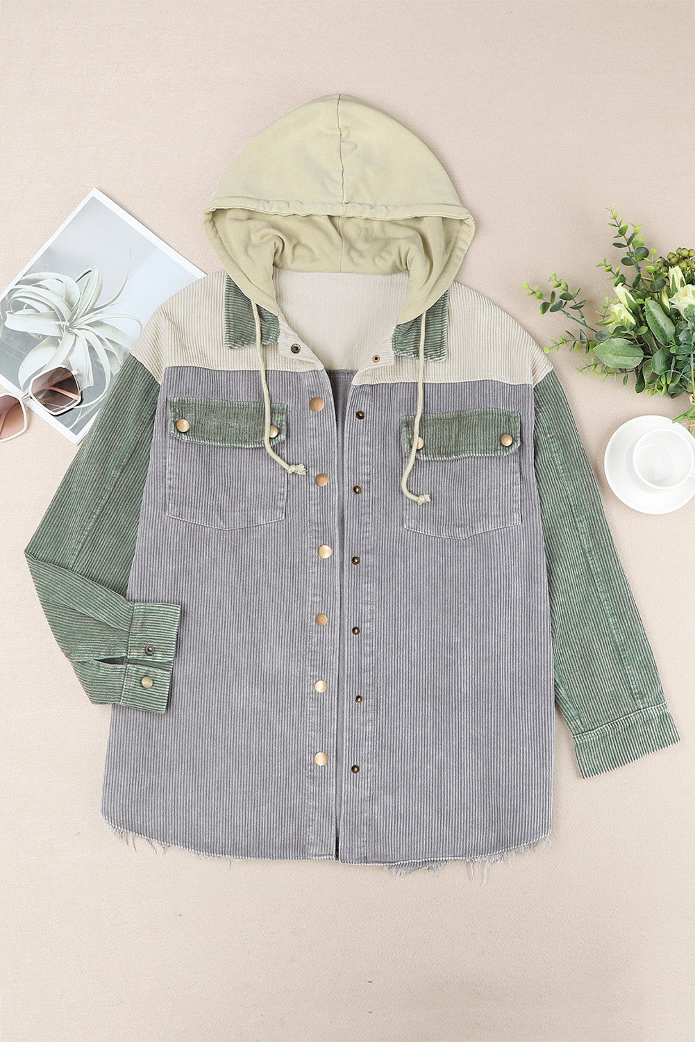 Veste-chemise à capuche en velours côtelé avec boutons-pression sur le devant