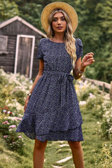 Mini-robe ceinturée à col rond et manches pétales